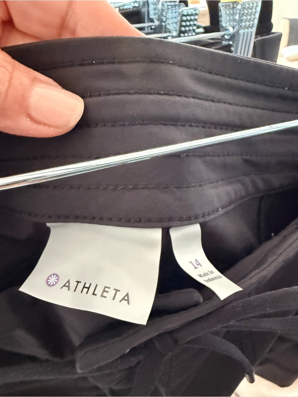 Women’s ATHLETA Black snap button with a drawstring Performance Shorts - Picture 3 of 3